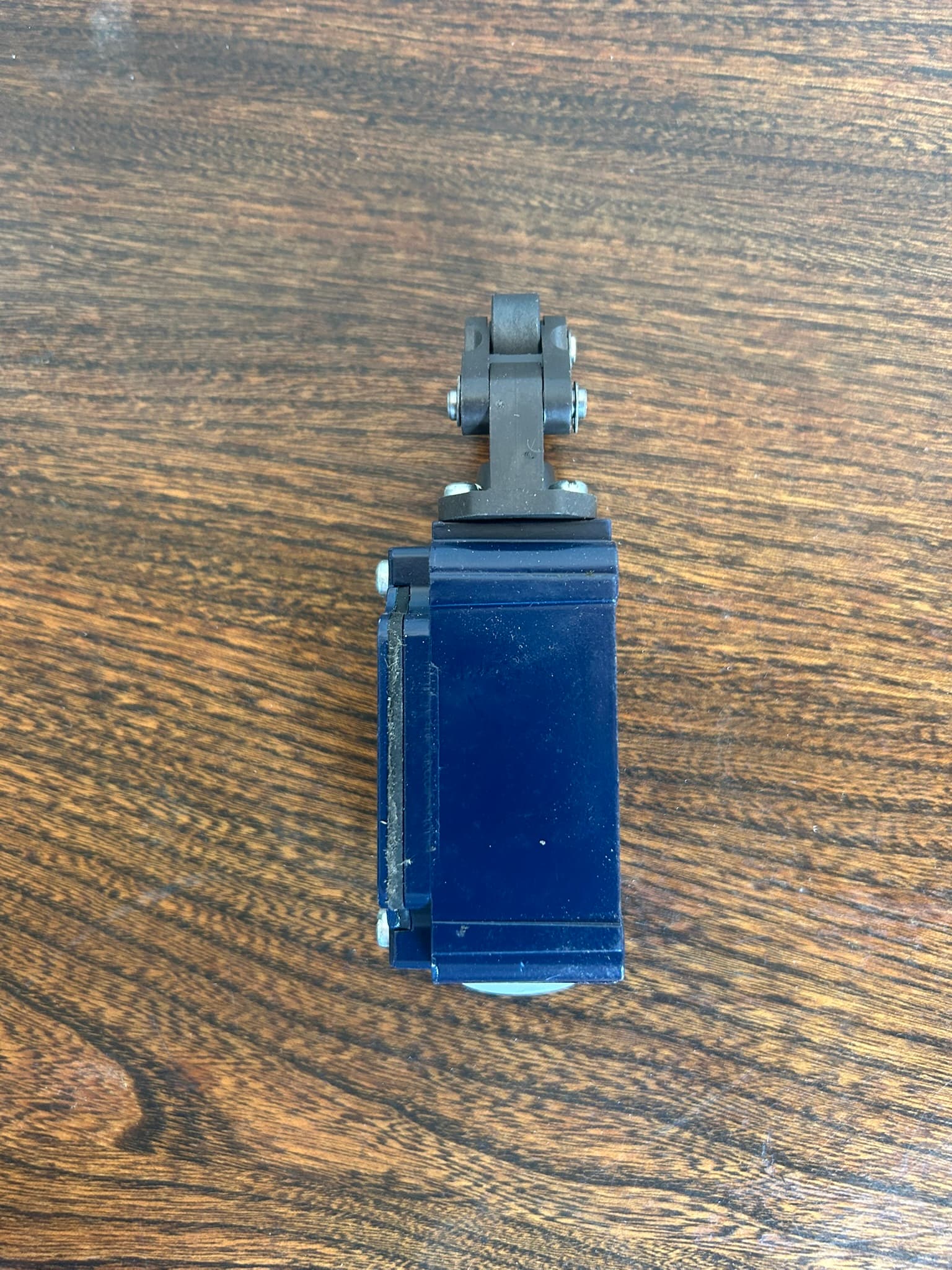 T1k 335-11z-M20 Limit Switch with Roller Actuator product photograph