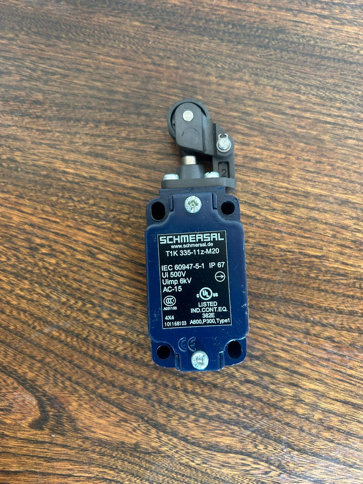 T1k 335-11z-M20 Limit Switch with Roller Actuator product photograph